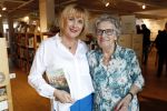 Amsterdam 15 april 2019
Boekpresentatie van Inge Ipenburg bij boekhandel Scheltema.
Simone Kleinsma krijgt het eerste exemplaar. Inge met haar moeder