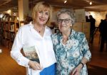 Amsterdam 15 april 2019
Boekpresentatie van Inge Ipenburg bij boekhandel Scheltema.
Simone Kleinsma krijgt het eerste exemplaar. Inge met haar moeder