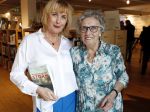 Amsterdam 15 april 2019
Boekpresentatie van Inge Ipenburg bij boekhandel Scheltema.
Simone Kleinsma krijgt het eerste exemplaar. Inge met haar moeder