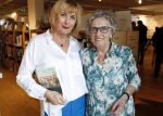 Amsterdam 15 april 2019
Boekpresentatie van Inge Ipenburg bij boekhandel Scheltema.
Simone Kleinsma krijgt het eerste exemplaar. Inge met haar moeder