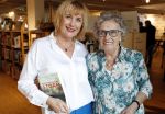 Amsterdam 15 april 2019
Boekpresentatie van Inge Ipenburg bij boekhandel Scheltema.
Simone Kleinsma krijgt het eerste exemplaar. Inge met haar moeder