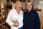 Amsterdam 15 april 2019
Boekpresentatie van Inge Ipenburg bij boekhandel Scheltema.
Simone Kleinsma krijgt het eerste exemplaar.