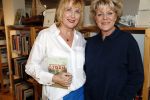 Amsterdam 15 april 2019
Boekpresentatie van Inge Ipenburg bij boekhandel Scheltema.
Simone Kleinsma krijgt het eerste exemplaar.