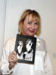 Amsterdam 15 april 2019
Boekpresentatie van Inge Ipenburg bij boekhandel Scheltema.
Simone Kleinsma krijgt het eerste exemplaar.