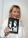 Amsterdam 15 april 2019
Boekpresentatie van Inge Ipenburg bij boekhandel Scheltema.
Simone Kleinsma krijgt het eerste exemplaar.
