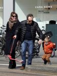 Amsterdam 14 april 2019
Joost Nijsen en Maaike Pereboom met haar zoontje op straat in Amsterdam zuid.