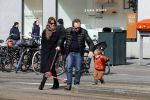 Amsterdam 14 april 2019
Joost Nijsen en Maaike Pereboom met haar zoontje op straat in Amsterdam zuid.