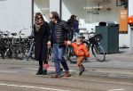 Amsterdam 14 april 2019
Joost Nijsen en Maaike Pereboom met haar zoontje op straat in Amsterdam zuid.
