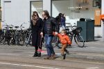 Amsterdam 14 april 2019
Joost Nijsen en Maaike Pereboom met haar zoontje op straat in Amsterdam zuid.