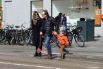 Amsterdam 14 april 2019
Joost Nijsen en Maaike Pereboom met haar zoontje op straat in Amsterdam zuid.