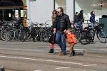 Amsterdam 14 april 2019
Joost Nijsen en Maaike Pereboom met haar zoontje op straat in Amsterdam zuid.