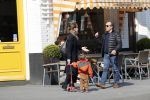 Amsterdam 14 april 2019
Joost Nijsen en Maaike Pereboom met haar zoontje op straat in Amsterdam zuid.