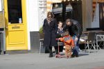 Amsterdam 14 april 2019
Joost Nijsen en Maaike Pereboom met haar zoontje op straat in Amsterdam zuid.