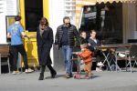 Amsterdam 14 april 2019
Joost Nijsen en Maaike Pereboom met haar zoontje op straat in Amsterdam zuid.