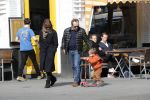 Amsterdam 14 april 2019
Joost Nijsen en Maaike Pereboom met haar zoontje op straat in Amsterdam zuid.