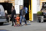 Amsterdam 14 april 2019
Joost Nijsen en Maaike Pereboom met haar zoontje op straat in Amsterdam zuid.