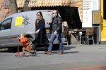 Amsterdam 14 april 2019
Joost Nijsen en Maaike Pereboom met haar zoontje op straat in Amsterdam zuid.
