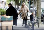 Amsterdam 11 mei 2019
Lieke v Lexmond met haar zoons die een ijsje eten.
