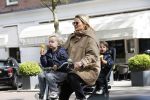 Amsterdam 11 mei 2019
Lieke v Lexmond met haar zoons die een ijsje eten.
