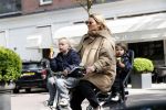 Amsterdam 11 mei 2019
Lieke v Lexmond met haar zoons die een ijsje eten.
