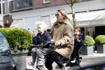 Amsterdam 11 mei 2019
Lieke v Lexmond met haar zoons die een ijsje eten.
