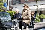 Amsterdam 11 mei 2019
Lieke v Lexmond met haar zoons die een ijsje eten.