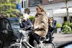 Amsterdam 11 mei 2019
Lieke v Lexmond met haar zoons die een ijsje eten.