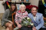Aalsmeer 3 april 2019
Mevr Pieterson 100 jaar oud en 40 jaar story abonee