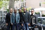 Amsterdam 9 mei 2019
Ruud Gullit en zijn vriendin Karin de Rooij komen replay tegen op de cornelis schuytstraat.
