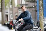 Amsterdam 7 mei 2019
Ronald de Boer met telefoon op de fiets