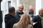Amsterdam 9 mei 2019
Ruud Gullit en zijn vriendin Karin de Rooij komen replay tegen op de cornelis schuytstraat.