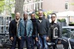 Amsterdam 9 mei 2019
Ruud Gullit en zijn vriendin Karin de Rooij komen replay tegen op de cornelis schuytstraat.