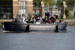 Amsterdam 9 mei 2019
Surpisefeestje voor Ruud de Wild georganiseerd door zijn ex vrouw Aafke.
Olcay Gulsen is eer natuurlijk bij. ze gingen varen met boot op grachten Amsterdam.
