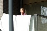 Amsterdam 3 en 5 april 2019
Maron Hill loopt naar zijn appartement . Barbie, Samantha de Jong hangt deken op op balkon van Maron.