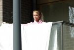 Amsterdam 3 en 5 april 2019
Maron Hill loopt naar zijn appartement . Barbie, Samantha de Jong hangt deken op op balkon van Maron.