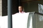 Amsterdam 3 en 5 april 2019
Maron Hill loopt naar zijn appartement . Barbie, Samantha de Jong hangt deken op op balkon van Maron.