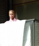 Amsterdam 3 en 5 april 2019
Maron Hill loopt naar zijn appartement . Barbie, Samantha de Jong hangt deken op op balkon van Maron.