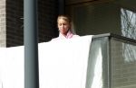 Amsterdam 3 en 5 april 2019
Maron Hill loopt naar zijn appartement . Barbie, Samantha de Jong hangt deken op op balkon van Maron.