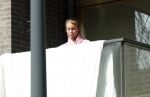 Amsterdam 3 en 5 april 2019
Maron Hill loopt naar zijn appartement . Barbie, Samantha de Jong hangt deken op op balkon van Maron.