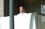 Amsterdam 3 en 5 april 2019
Maron Hill loopt naar zijn appartement . Barbie, Samantha de Jong hangt deken op op balkon van Maron.