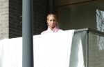Amsterdam 3 en 5 april 2019
Maron Hill loopt naar zijn appartement . Barbie, Samantha de Jong hangt deken op op balkon van Maron.
