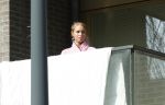 Amsterdam 3 en 5 april 2019
Maron Hill loopt naar zijn appartement . Barbie, Samantha de Jong hangt deken op op balkon van Maron.