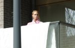 Amsterdam 3 en 5 april 2019
Maron Hill loopt naar zijn appartement . Barbie, Samantha de Jong hangt deken op op balkon van Maron.