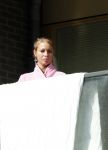 Amsterdam 3 en 5 april 2019
Maron Hill loopt naar zijn appartement . Barbie, Samantha de Jong hangt deken op op balkon van Maron.