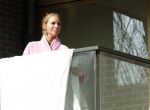 Amsterdam 3 en 5 april 2019
Maron Hill loopt naar zijn appartement . Barbie, Samantha de Jong hangt deken op op balkon van Maron.