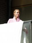 Amsterdam 3 en 5 april 2019
Maron Hill loopt naar zijn appartement . Barbie, Samantha de Jong hangt deken op op balkon van Maron.