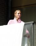 Amsterdam 3 en 5 april 2019
Maron Hill loopt naar zijn appartement . Barbie, Samantha de Jong hangt deken op op balkon van Maron.