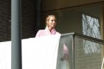 Amsterdam 3 en 5 april 2019
Maron Hill loopt naar zijn appartement . Barbie, Samantha de Jong hangt deken op op balkon van Maron.