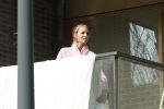 Amsterdam 3 en 5 april 2019
Maron Hill loopt naar zijn appartement . Barbie, Samantha de Jong hangt deken op op balkon van Maron.