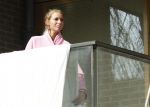Amsterdam 3 en 5 april 2019
Maron Hill loopt naar zijn appartement . Barbie, Samantha de Jong hangt deken op op balkon van Maron.